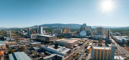 Panoramablick auf das Luftbild der Stadt Reno in Nevada. foto