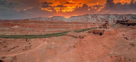 endlose wüstenansicht von arizona, usa. Rote Felsen, meilenweit kein Leben. foto