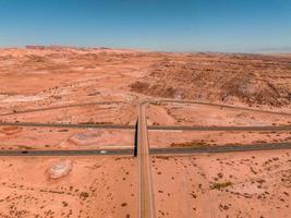 Panoramabild einer einsamen, scheinbar endlosen Straße in der Wüste im Süden Arizonas. foto