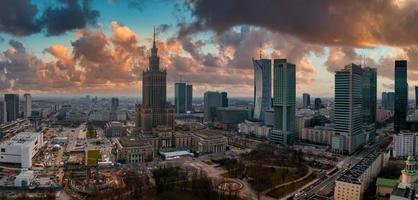 Luftaufnahme des Kultur- und Wissenschaftspalastes und der Wolkenkratzer in der Innenstadt von Warschau foto