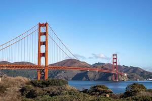 golden gate bridge über der wunderschönen bucht von san francisco an einem sonnigen tag foto