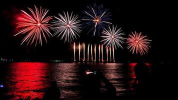 Feuerwerk über dem Meer in der Nacht foto
