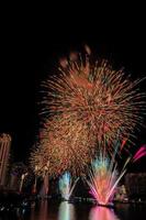 Feuerwerk auf dem Fluss in der Nacht foto