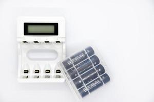 weißes Ladegerät. ein weißes Gerät für ein Batterieladegerät. foto