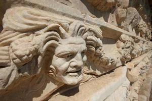 Altes Maskenrelief in der antiken Stadt Aphrodisias in Aydin, Türkei foto