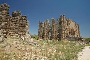 basilika der antiken stadt aspendos in antalya, turkiye foto
