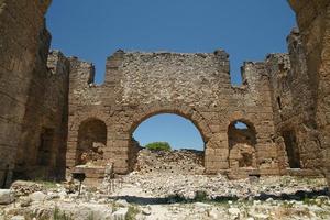 basilika der antiken stadt aspendos in antalya, turkiye foto