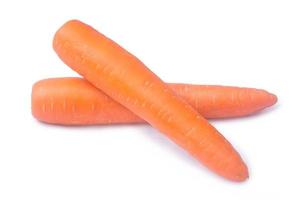 zwei frische orangefarbene Karottengemüse isoliert auf weißem Hintergrund mit Beschneidungspfad foto