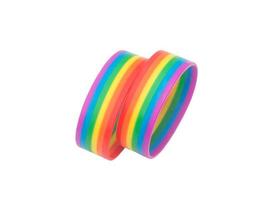 zwei bunte Regenbogen-Armbänder, LGBTQ-Personen-Symbol isoliert auf weißem Hintergrund mit Beschneidungspfad. Konzept des Tragens von LGBTQ-Armbändern zur Unterstützung und Teilnahme an Feierlichkeiten der LGBTQ-Gemeinschaft foto