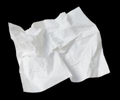 Zerknittertes oder zerknittertes weißes Schablonen- oder Seidenpapier nach Gebrauch in Toilette oder Toilette auf dem Boden isoliert auf schwarzem Hintergrund mit Beschneidungspfad foto