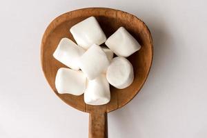 Marshmallows auf einem Holzpaddel foto