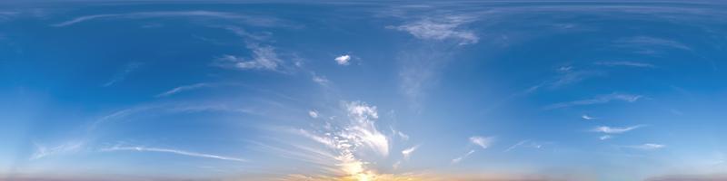 blauer himmel mit abendwolken als nahtloses hdri 360-panorama mit zenit in sphärischer gleichrechteckiger projektion kann als himmelskuppelersatz in 3d-grafiken oder in der spielentwicklung verwendet und drohnenaufnahmen bearbeitet werden foto