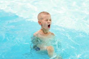 Junge schreit im Schwimmbad foto