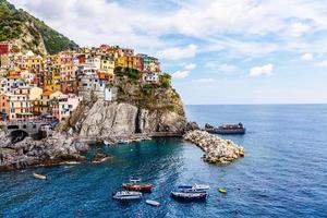 Steinstrand in Italien, sieht aus wie ein kleines Dorf am Meer foto