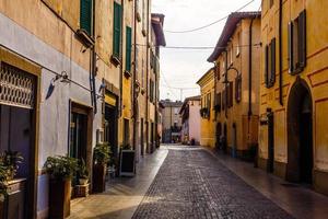 schmale straße in italien ohne menschen foto