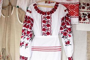 bestickte belarussische Nationaltracht. slawische nationale Damenbekleidung. foto