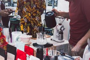 Mann Barista gießt Wasser und bereitet Dip-Kaffee zu. foto