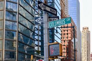 Straßenschild für Columbus Circle in Manhattan, das 1905 fertiggestellt und ein Jahrhundert später renoviert wurde. foto