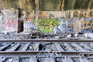 Bahngleise durch die Bergen Arches von Jersey City, New Jersey. foto