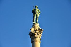 Denkmal der eidgenössischen Soldaten und Matrosen. Es zeigt einen bronzenen konföderierten Gefreiten, der auf der Säule steht, die aus 13 Granitblöcken besteht, um jeden der konföderierten Staaten zu symbolisieren. foto