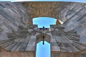 Reliefs über dem monumentalen Tor der Etchmiadzin-Kathedrale in Vagharshapat, Armenien foto