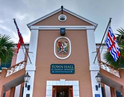 das rathaus von saint george befindet sich an der östlichen seite des king's square in st. georges bermuda. das gebäude wurde ursprünglich 1782 während der britischen kolonialzeit errichtet. foto