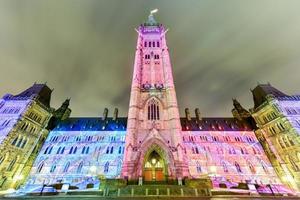 Winterferien-Lichtshow, die nachts auf das kanadische Parlamentsgebäude projiziert wird, um den 150. Jahrestag der kanadischen Konföderation in Ottawa, Kanada, zu feiern. foto