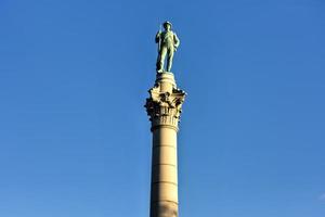 Denkmal der eidgenössischen Soldaten und Matrosen. Es zeigt einen bronzenen konföderierten Gefreiten, der auf der Säule steht, die aus 13 Granitblöcken besteht, um jeden der konföderierten Staaten zu symbolisieren. foto