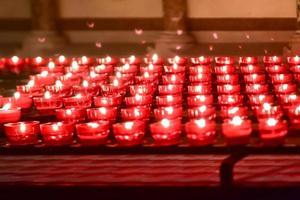 Kerzen in der Heilig-Blut-Basilika in Brügge, Belgien, UNESCO-Weltkulturerbe foto