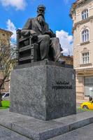 Denkmal für den ukrainischen Politiker und Historiker Mykhailo Hrushevsky in Lemberg, Ukraine. Mykhailo Hrushevsky wurde zum Vorsitzenden des revolutionären Parlaments gewählt. foto