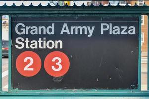 grand army plaza u-bahnstation eingang auf der nyc u-bahn in brooklyn, new york foto