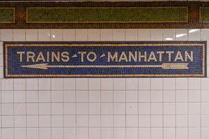 Züge nach Manhattan Mosaik Pfeilzeichen in der New Yorker U-Bahn. foto