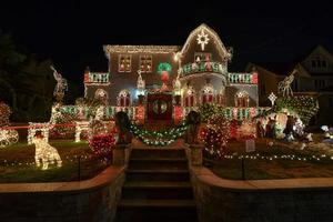 Weihnachtsdekorationen in der Nacht foto