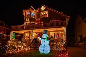 Weihnachtsdekorationen in der Nacht foto