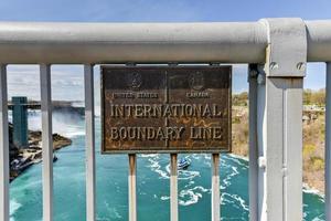 internationale grenzlinie zwischen den vereinigten staaten und kanada auf der regenbogenbrücke bei den niagarafällen. foto