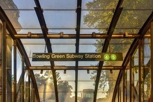 im freien glaseingang zur u-bahnstation bowling green in der innenstadt von manhattan in new york city. foto