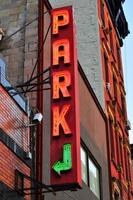 Vintage Neon-Parkschild am Eingang eines Parkplatzes in New York City foto