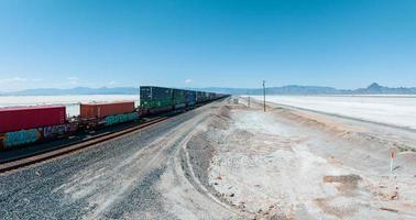 Güterzug vorbei an der Wüste Nevada, USA in der Nähe von Salt Flats. foto