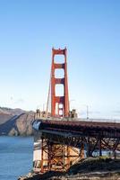 historische golden gate bridge über der bucht von san francisco an einem sonnigen tag foto