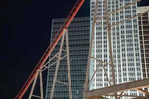 blick auf die achterbahn im berühmten new york, new york hotel in las vegas bei nacht foto