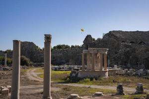 Ansicht des alten zerstörten antiken Tempels von Tyche an der Seite in der Türkei foto