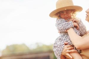 junge mutter mit ihrer tochter ist im sommer auf dem bauernhof foto