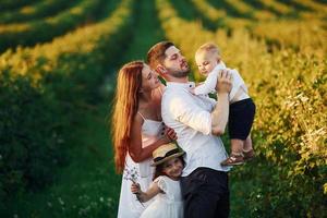 vater, mutter mit tochter und sohn verbringen an sonnigen sommertagen ihre freizeit im freien foto