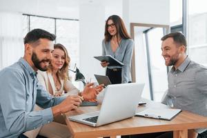 moderne Technologien. Gruppe von Geschäftsleuten, die im Büro an dem Projekt arbeiten foto