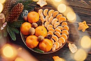 frische Orangen. weihnachtshintergrund mit feiertagsdekoration foto