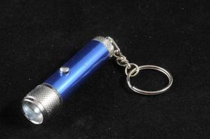 eine blaue LED-Taschenlampe aus Aluminium foto