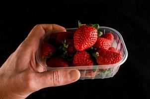 Erdbeeren auf schwarzem Hintergrund foto