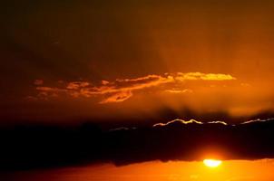 Blick in den Himmel bei Sonnenuntergang foto