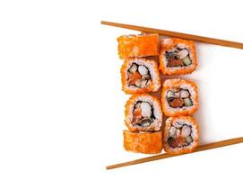 Traditionelle frische japanische Sushi-Rollen isoliert auf weißem Hintergrund. Ansicht von oben foto