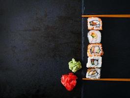 traditionelles japanisches Essen - Brötchen und Futomaki. Ansicht von oben foto